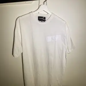 Hej, säljer min feta T-shirt från Raf Simons X Fred Perry collaben. Den är i väldigt bra skick och storlek 42, vilket motsvarar Large ungefär. Priset är inte hugget i sten. Hör av dig!