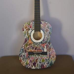 Mitt UF ”GuitArt” säljer denna gitarr jag målat tillsammans med en kompis! Skriv för frågor, har videos när den används💕