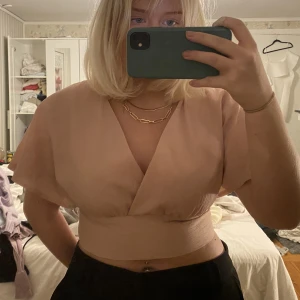 Knyttröja - Ljusrosa tröja med knyt bak, passar alltså de flesta storlekar!