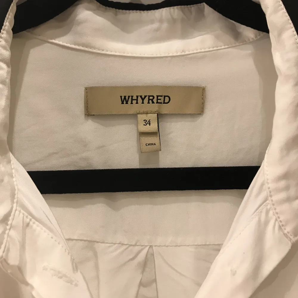 Vit Whyred skjorta med svarta detaljer i storlek 34. Sparsamt använd. Skjortor.