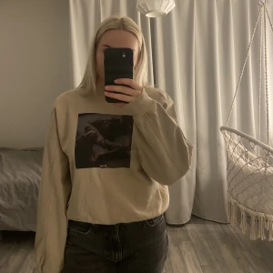 Sweatshirt - Jättefin beige sweatshirt från Carlings, storlek S. Bra skick så den knappast är använd