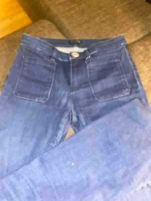Säljer dessa lågmidjade bootcut Massimo dutti jeansen - Säljer dessa Massimo dutti jeansen med fickor i fram. Dem är i fint skick men lite slitna längst när, dock inget man tänker på när dem sitter på:) Kontakta vid intresse🤘❤️ 