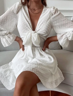 Vit klänning - Säljer nu den här jätte fina klänningen, perfekt till skolavslutning eller andra tillfällen.❤️ kan skicka fler bilder vid intresse!