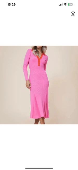 NY adoore klänning  - Ny klänning ifrån adoore med prislappen kvar!  Pytte liten ”fläck” - SYNS INTE! Se bild 3  Går nog bort i en tvätt!  Säljes pga fel storlek!  Superfin färg perfekt för våren och sommaren!  Mjukt skönt tyg! 