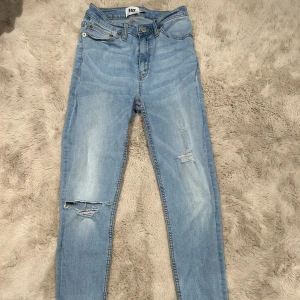 Håliga jeans  - Blåa håliga jeans, sitter bra. 