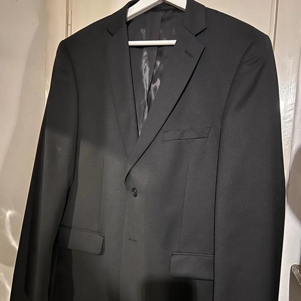 Svart kostym jacka från Cubus, endast använd en gång. Storlek 52 slim fit. Ny pris: 599kr . Kostymer.