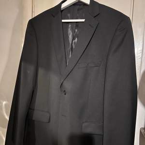 Svart kostym jacka från Cubus, endast använd en gång. Storlek 52 slim fit. Ny pris: 599kr 