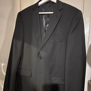 Svart kostym jacka - Svart kostym jacka från Cubus, endast använd en gång. Storlek 52 slim fit. Ny pris: 599kr 