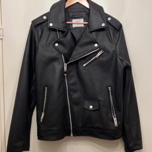 jacka i punkig stil - skön jacka från bershka som aldrig har använts, nyskick