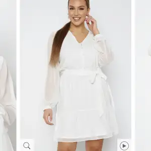 Säljer denna vita klänningen som jag endast använt 1 gång på konfirmationen.  Jätte fin och jätte bra skick! Säljer pågrund av att den inte används och kommer inte göras heller. Köparen står för frakt! ursprungliga priset är 699kr. 