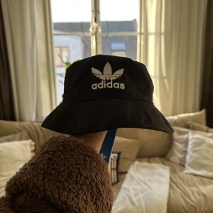 Bucket hat - Bucket hat från adidas, med prislappar have 
