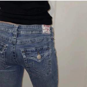 Lågmidjade true religion jeans köpa på Plick💗midjemåttet är 80 och innerbenslängden 80, passar mig som är 170. Köp direkt för 600