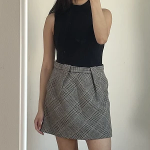 Ullkjol - Snygg ullkjol som är perfekt om man gillar Dark academia stilen. Säljer den för att den är lite för stor på midjan på mig som har storlek S vanligtvis. Den har en bakficka som går att sprättas upp om man vill använda den.