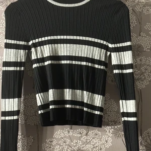 Randig tröja - Snygg randig tröja lite kortare i modell med hög hals