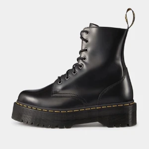 Dr.Martens Jadon - Sååå balla Dr.Martens skor med platå i modellen Jadon🤩Använda ett fåtal gånger så i utmärkt kvalité❤️‍🔥, perfekta nu till våren!! Säljer då jag köpte fel storlek. Dessa är i storlek 38.                                   ‼️Inköpspris: 2400kr‼️Mitt pris: 1200kr‼️