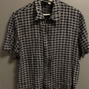 Cool skjorttröja - Superskönt flowy tyg. Dragkedja som går ända ner så man kan ha den öppen eller stängd. Använd enstaka gånger 