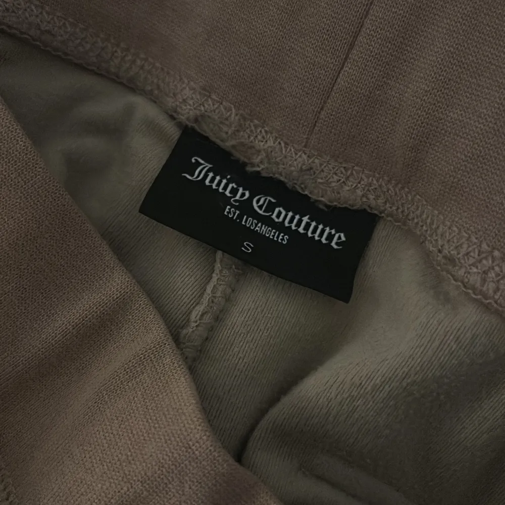 Säljer mina juicy couture byxor då dom är för stora för mig! Dom är i bra skick och sparsamt använda 💖. Jeans & Byxor.