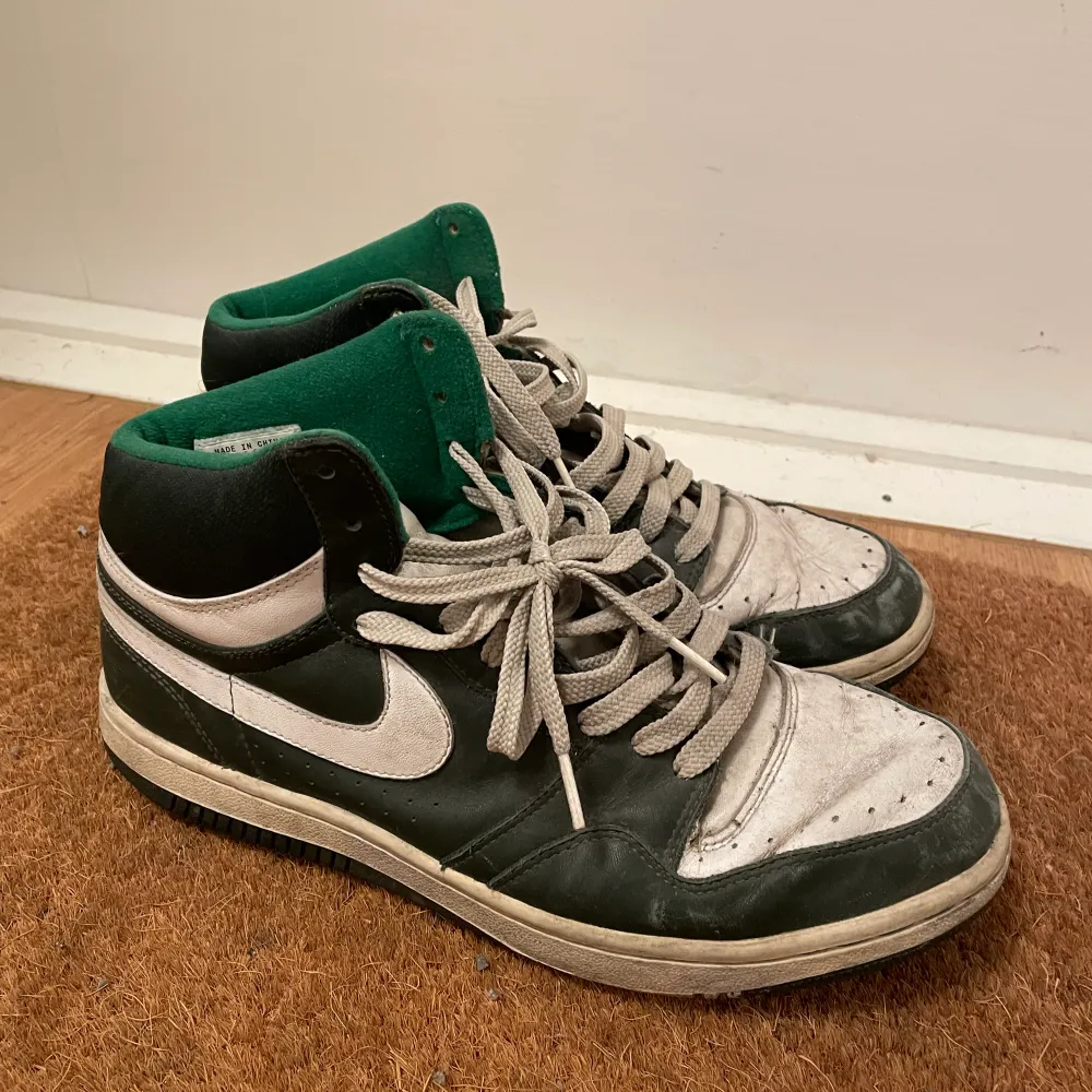 Coola Nike Skor jag ärvt från min farbror. Storlek 45, bra condition för dess ålder (svår att hitta men skulle tippa 00-talet)   Riktig grail! . Skor.