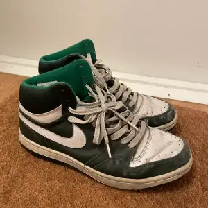 Coola Nike Skor jag ärvt från min farbror. Storlek 45, bra condition för dess ålder (svår att hitta men skulle tippa 00-talet)   Riktig grail! 