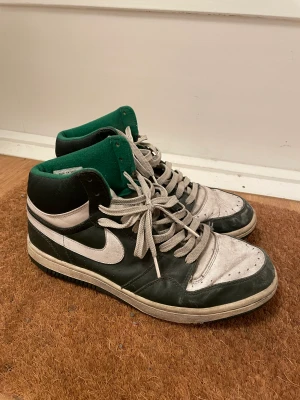Nike Dunk High - Coola Nike Skor jag ärvt från min farbror. Storlek 45, bra condition för dess ålder (svår att hitta men skulle tippa 00-talet)   Riktig grail! 