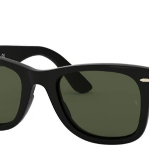 Ray Ban Wayfarer  - Säljer dessa snygga solglasögonen till ett kanonpris. Är i gott skick. Går bra att postas mot fraktkostnad.