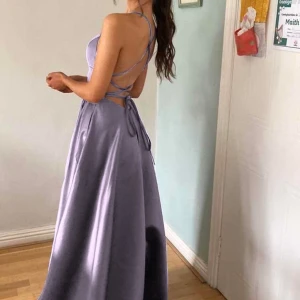 Balklänning - Oanvänd balklänning i ungefär storlek S men den är sydd till dessa måtten: Byst: 31,89, midja: 25,98 (inches) Men den går att justera då man knyter i ryggen. Köpt för ca 1650kr.  Skriv för egna bilder och pris kan diskuteras :)