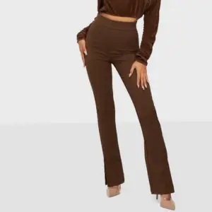 Säljer dessa snygga bruna byxor från Bianca Ingrosso x Nelly i storlek 34. Endast använda 1-2 gånger då de inte riktigt passade mig. Skriv för fler bilder på dem💖 köparen står för frakten 