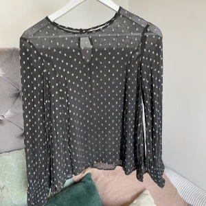 Blus från Part Two - Säljer den här jättefina blusen från Part Two copenhagen som tyvärr har blivit för liten för mig 💕 den är använd en eller två gånger, så är i jättefint skick! Grå med ”prickar” som är lite glittriga!