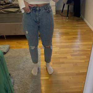 Håliga midwaist ljusblåa jeans, dem är för små för mig och ska sitta lösare! Jag är 163cm