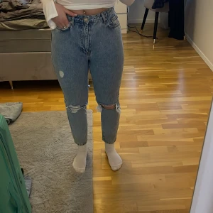Håliga jeans  - Håliga midwaist ljusblåa jeans, dem är för små för mig och ska sitta lösare! Jag är 163cm