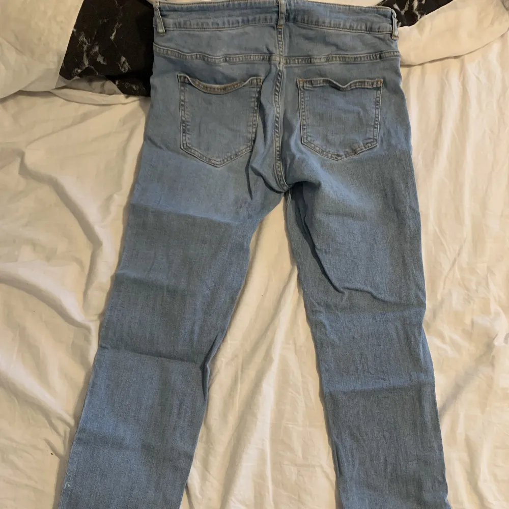 Snygga tajta jeans i storlek 44. Köpta på Ullared, knappt använda. Det finns 2 par till salu. Frakt tillkommer.. Jeans & Byxor.