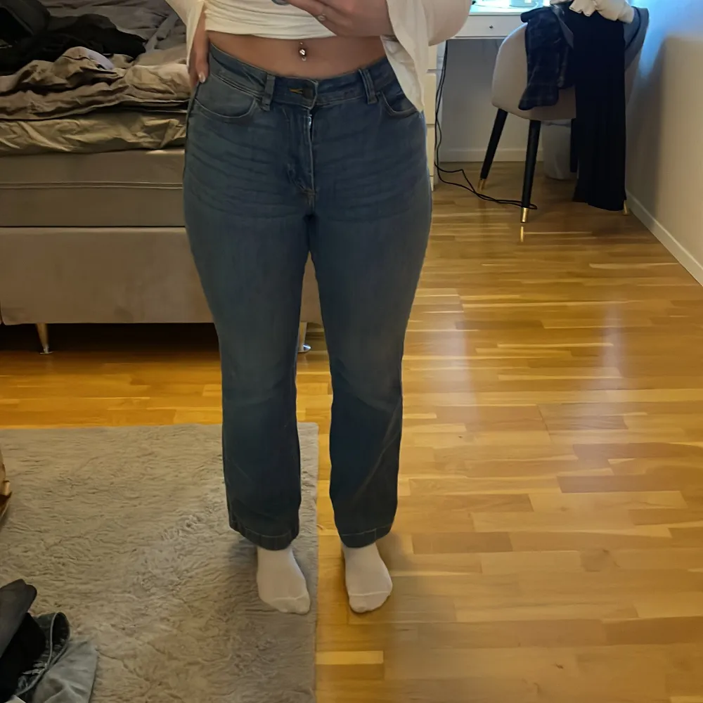 Blåa utsvängda midwaist jeans med lite stretch, jag är 163cm. Jeans & Byxor.