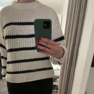 Stickad tröja  - Mysig stickad tröja från lager 157 i storlek XS. Aldrig använd💗