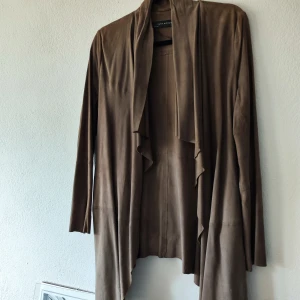 Kavaj i mocka  - Äkta mocka från Zara. Aldrig använd. Inköpt för 1200kr säljer nu för 400kr.