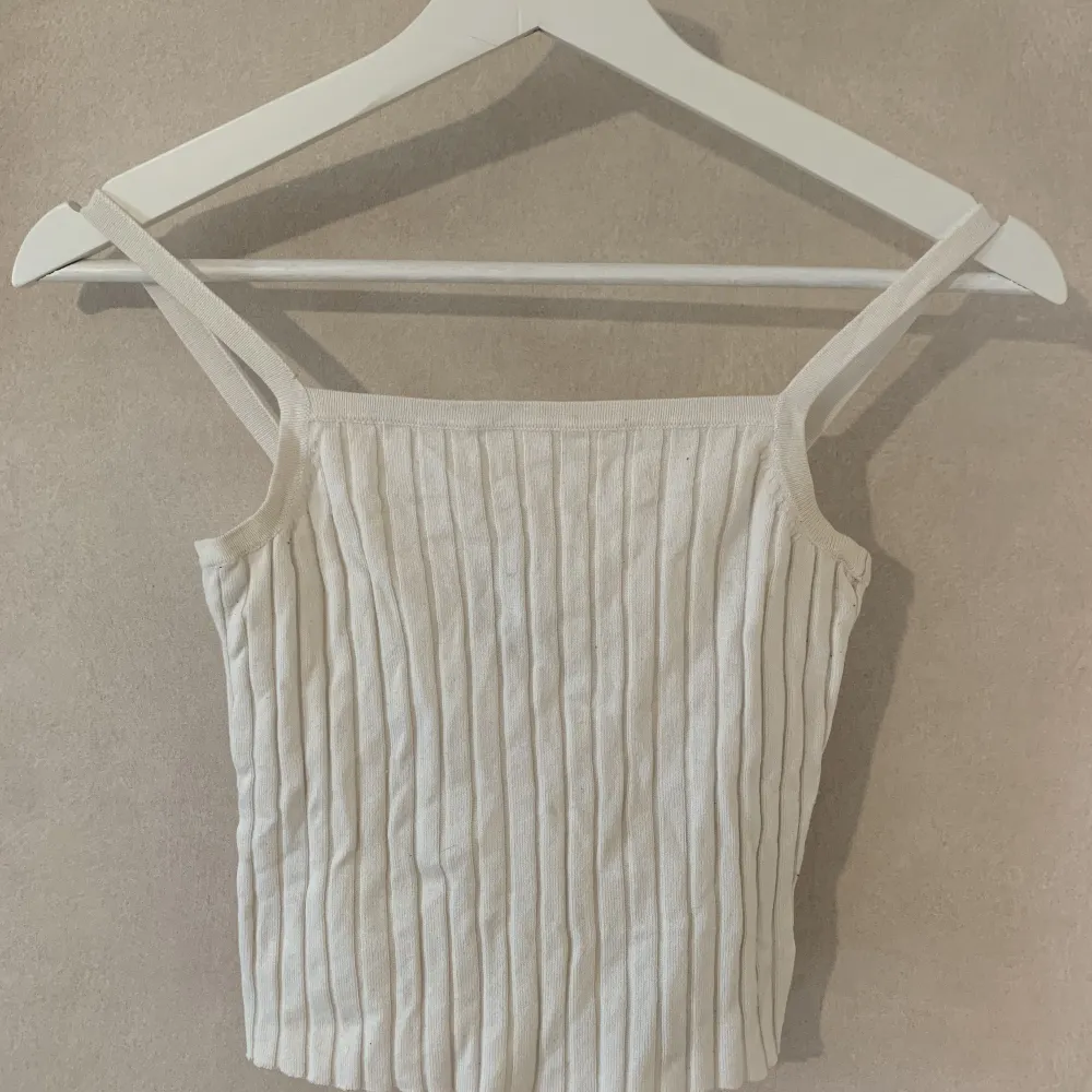 Säljer nu detta fina vita linne från H&M i storlek S då det inte kommer till användning längre:) Hör av er vid intresse!! Säljer för 50+frakt 🤍. Toppar.