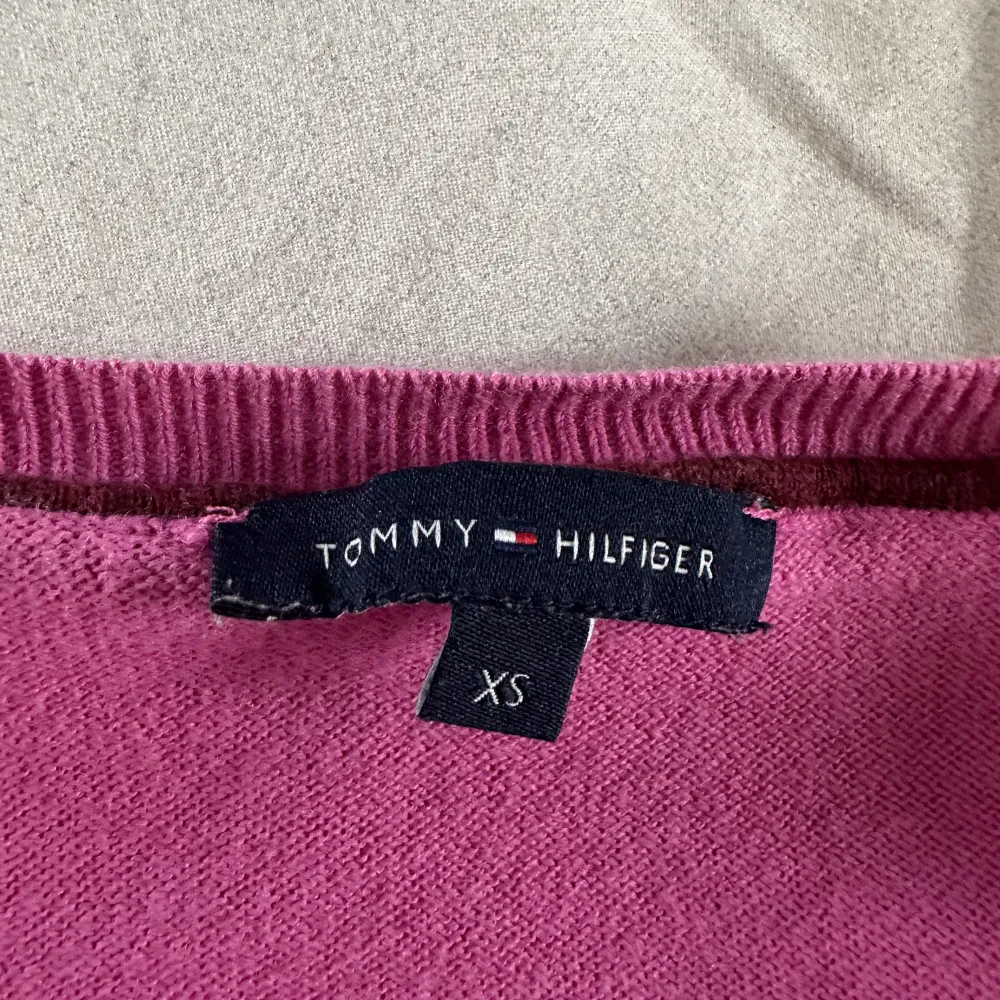 Tommy hilfiger långärmad tröja. Väldigt fin använt många gånger men fortfarande i fint skick 💗säljer pga att den inte kommer till användning Pris kan diskuteras. Toppar.