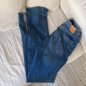 JEANS ZARA SLITS - Super fina, som nya jeans i storlek 34