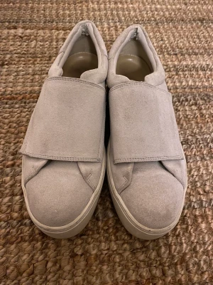 Sneakers - Säljer mina favoritskor som är perfekta nu inför våren. 🥰