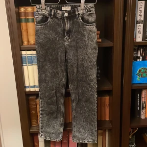 Jeans ”Thea” från Lindex - Välvårdade jeans från Lindex i storlek 140. Kan tas till Uppsala/Knivsta/Alsike. 
