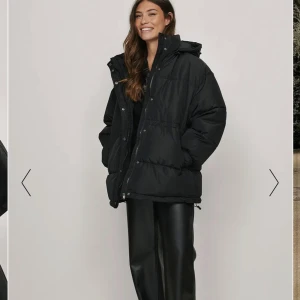Puffer jacket nakd - dö snygg pufferjacka ifrån nakd, använd Max 5 gånger och har inte en ända defekt🌸nypris 899kr men säljs för 500kr eller bud