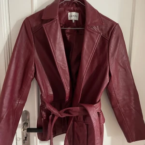 Ganni skinnjacka  - Superfin Ganni läderjacka i storlek S. Väldigt bra skick - inget att anmärka på. 