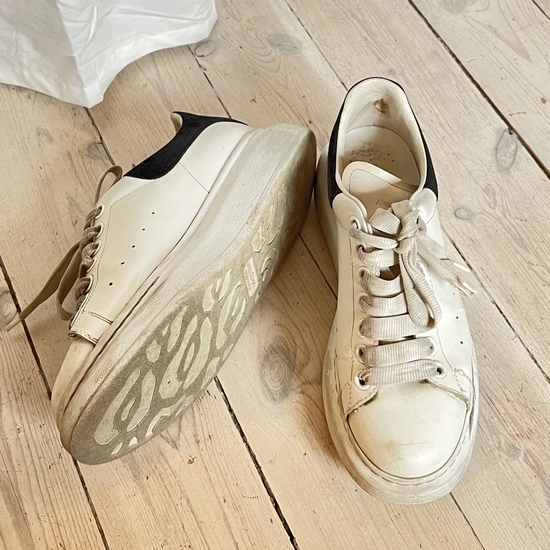Alexander McQueen Sneakers Vita Svarta Äkta - 91