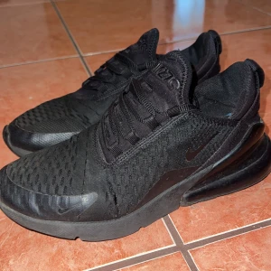 Sneakers  - Finns ett litet hål  på kanterna på var sin sida men det syns knappt!  fraktkostnaden tillkommer utöver det slutgiltiga budet.