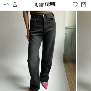 Djerf avenue straight jeans  - Jättefina och sköna jeans, i svart/mörkgrå färg. Silvriga knappar. 5 fickor. Storlek 27. Använda fåtal ggr, tvättade en gång, säljer pga jag har för många svarta byxor. 🖤 Originalpris 1300kr