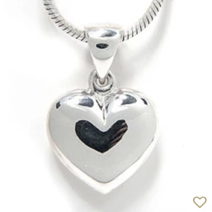 Hjärt halsband  - Säljer detta halsband som inte kommer till användning längre. Äkta silver! Köpt för 400kr