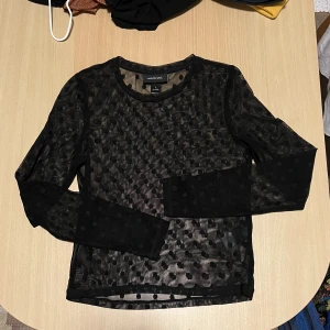 Monki topp - En prickig genomskinlig tröja från Monki i storlek S som inte används, bra skick🖤