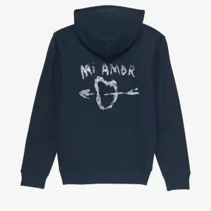 Jag SÖKER en MI AMOR HODDIE som helst ska vara i BLÅ men fukar i andra färger också 💙