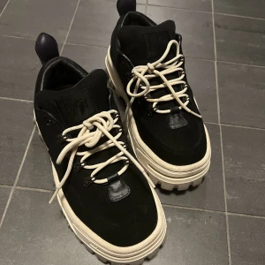 Eytys sneakers - Säljer mina super coola eytys sneakers! De är i super skick och endast använda ett fåtal gånger. Nypris 2000!