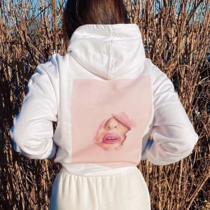 Hoodie med tryck  - Använd fåtal gånger, fin i tyget💓köparen står för frakten. Nypris 600 säljer för 200+ frakt 