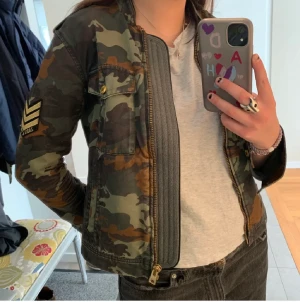 Jacka - Super fin jacka ifrån zadig Voltaire. Finns ej att köpa längre därav unik. Mycket bra skick. Nypris cirka 3200kr. Passar perfekt på mig som bär storlek S/M. Hör av er vid intresse eller funderingar!💞
